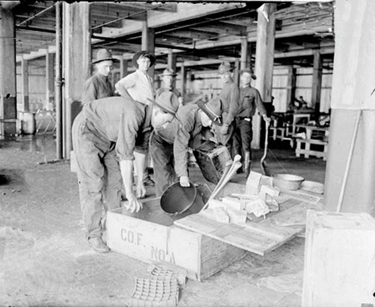 Troops in Chicago packing for departure